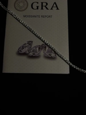 Moisante armband - ✨ Moissanite Armband – Helt Nytt med GRA-certifikat ✨  Säljer ett exklusivt moissanite armband i storlek 19 cm. Armbandet är helt nytt, aldrig använt och levereras med äkta GRA-certifikat som garanterar stenarnas kvalitet och äkthet.  🔹 Strl: 19 cm 🔹 Högkvalitativa moissanite-stenar med diamantliknande lyster 🔹 Levereras med GRA-certifikat 🔹 Perfekt som gåva eller för egen lyx  Ett elegant och lyxigt smycke som glittrar som äkta diamanter – till ett väldigt bra pris!