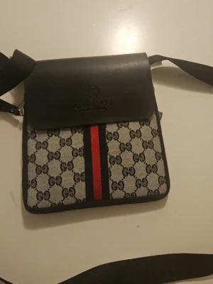 axelväska  - Säljer en snygg axelväska med nytt skick