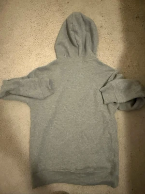 Grå Ralph Lauren zip hoodie - Tjena! Säljer min Ralph Lauren hoodie eftersom den vart för liten, den är som ny och bara använd 1-2 gånger, den passar dig som är ungefär 160-170 cm lång. 