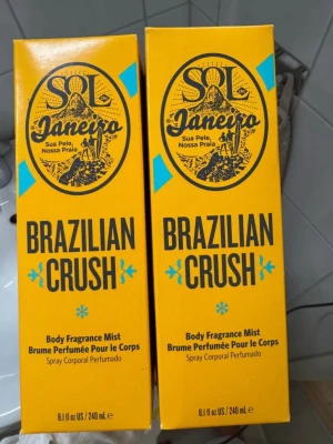 Sol de Janeiro Brazilian Crush 2 stycken - Oöppnade! Upplev en tropisk vibe med Brazilian Crush Body Fragrance Mist. Perfekt för dig som vill sticka ut och sprida sommarkänsla. Volym: 240 ml. 2 stycken