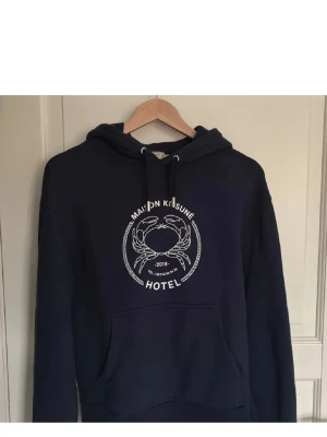 maison kitsune hoodie - Säljer nu denna sjukt snygga och unika maison kitsune hoodien i storlek S, nyskick! skriv om du har någon fråga// armadiosell 