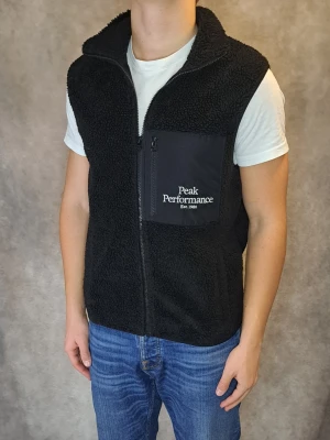 Peak Performance Väst - Stl M - Riktigt fin Peak Performance i färgen svart! |   Mycket bra skick: 9,5/10, utan defekter | Stl: M | Modellen är 175cm lång och sitter fint!