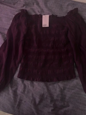 vinröd/lila topp - jättesöt vinröd/lila topp som är helt ny med prislapp! Den finns bara online och är även slutsåld☺️💞
