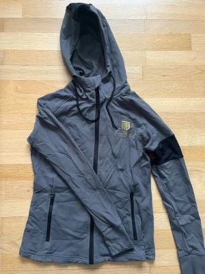 Maya Delorez hoodie xs - Grå med svarta detaljer. Mkt stretchig och passar även S