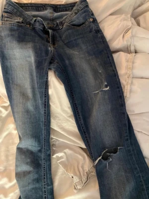Blå bootcut jeans med slitningar - passar mig som har xs men passar även s 