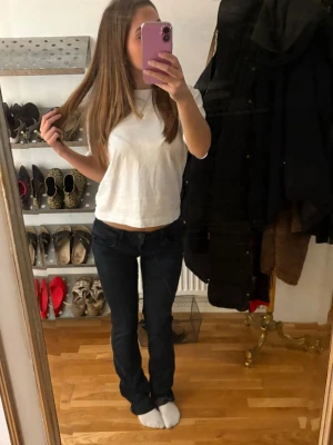 Mörkblå bootcut jeans - Säljer ett par mörkblå jeans med rak passform och låg midja. Jeansen har klassisk femficksdesign och är tillverkade i ett mjukt denimtyg. Jeansen är från LTB vilket är ett kvalitetsmärke på jeans, väldigt bra kvalitet. Säljer då de blivit för stora för mig💕Jeansen är i storleken W28 L34 och är för långa för mig som är 163 cm lång. 