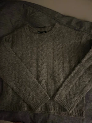 Stickad tröja  - Grå stickad tröja, använts 3 gånger max men inga tecken på användning! Den är ganska tjock i materialet💕
