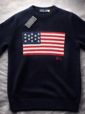 Polo Ralph Lauren flag sweatshirt  - Polo Ralph Laurens klassiska och populära flag sweatshirt. den är nästan helt ny har endast provat den, tveka inte att skicka ett meddelande om du har frågor! fraktar oftast inom en dag. 