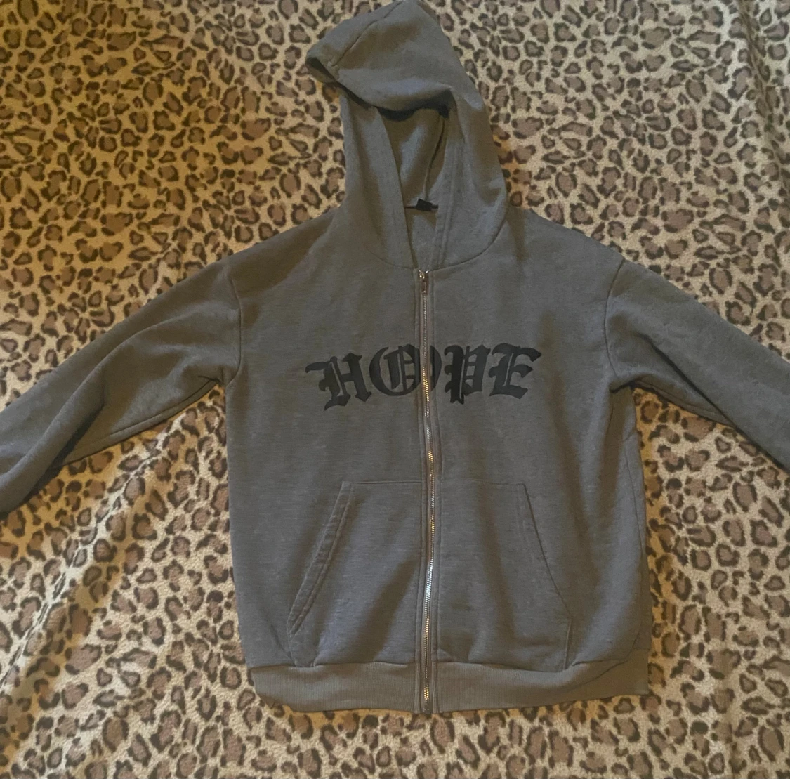 Grå hoodie med tryck