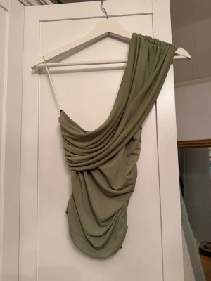 Olivgrön oneshoulder topp - Oneshoulder olivgrön/grön? topp från Bikbok 🫒 