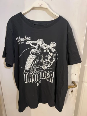 Svart t-shirt med motorcykeltryck - Cool svart t-shirt från Gina Tricot med stort vitt tryck av en motorcykel. T-shirten har rund hals, korta ärmar och en avslappnad passform. 