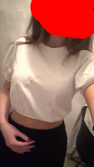 Vit croppad topp med puffärm - Säljer en vit croppad topp med rund hals och puffiga korta ärmar. Toppens stil är enkel men ändå trendig, med en loose passform och mjukt bomullsmaterial som gör den skön att bära. Perfekt för dig som gillar stilrena och moderna plagg.