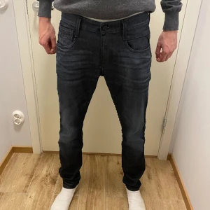 Replay anbass jeans  - Säljer mina replay anbass jeans i storlek W30/L32. Snygg mörkblå färg. Jeansen är i fint skick, inga defekter eller skavanker. Modellen på bilden är ca 180 cm lång. Nypris; 1999:-. Vid fler frågor eller funderingar hör av er gärna!
