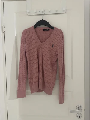 Fin stickad rosa tröja från ralph lauren - Jätte fint skick knappt använd passar till de mesta
