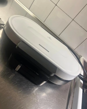 Svart våffeljärn – knappt använt - Säljer mitt våffeljärn i mycket bra skick. Ger fina, jämnt gräddade våfflor och har justerbar temperatur (Min–Max).  • Snabb uppvärmning • Lätt att rengöra • Perfekt för frasiga våfflor hemma