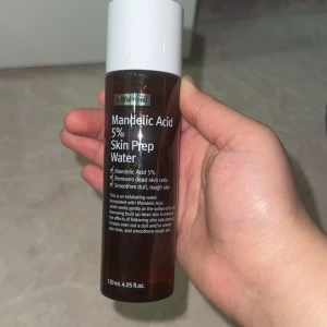 By Wishtrend Mandelic Acid 5% Toner - Exfolierande toner med 5% mandelsyra som tar bort döda hudceller och jämnar ut hudtonen. Kommer i en brun plastflaska med vit kork, 120 ml. Perfekt för dig som vill ha mjukare och klarare hud.