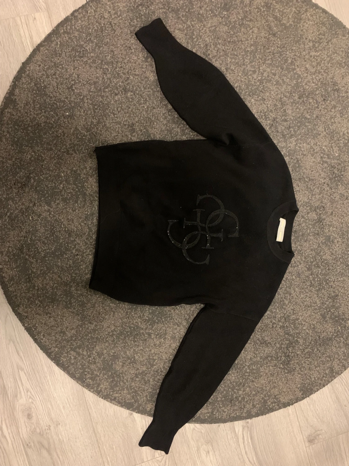 Svart stickad tröja från Guess 