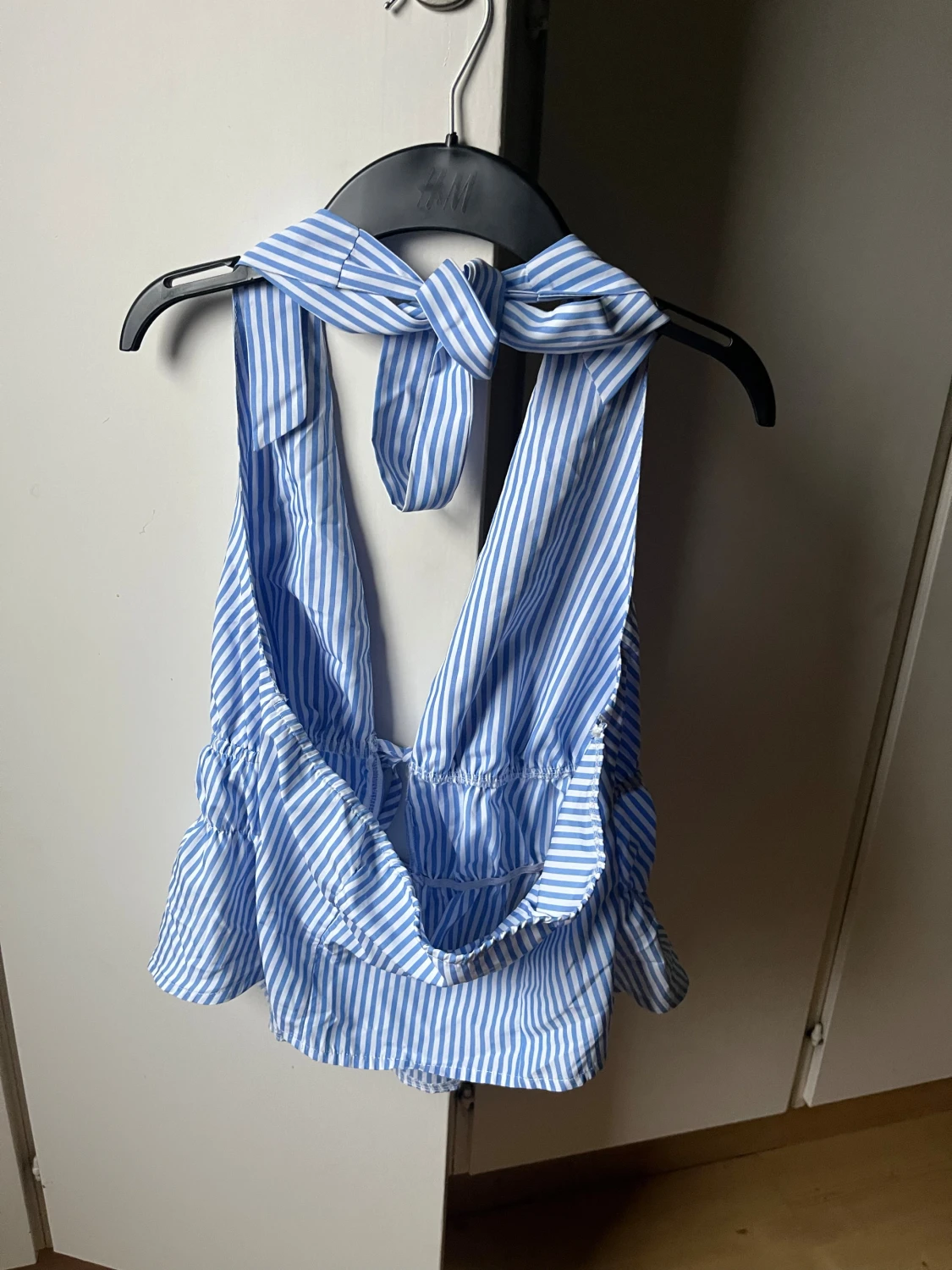 Blåvit randig linnetopp med knyt - 1