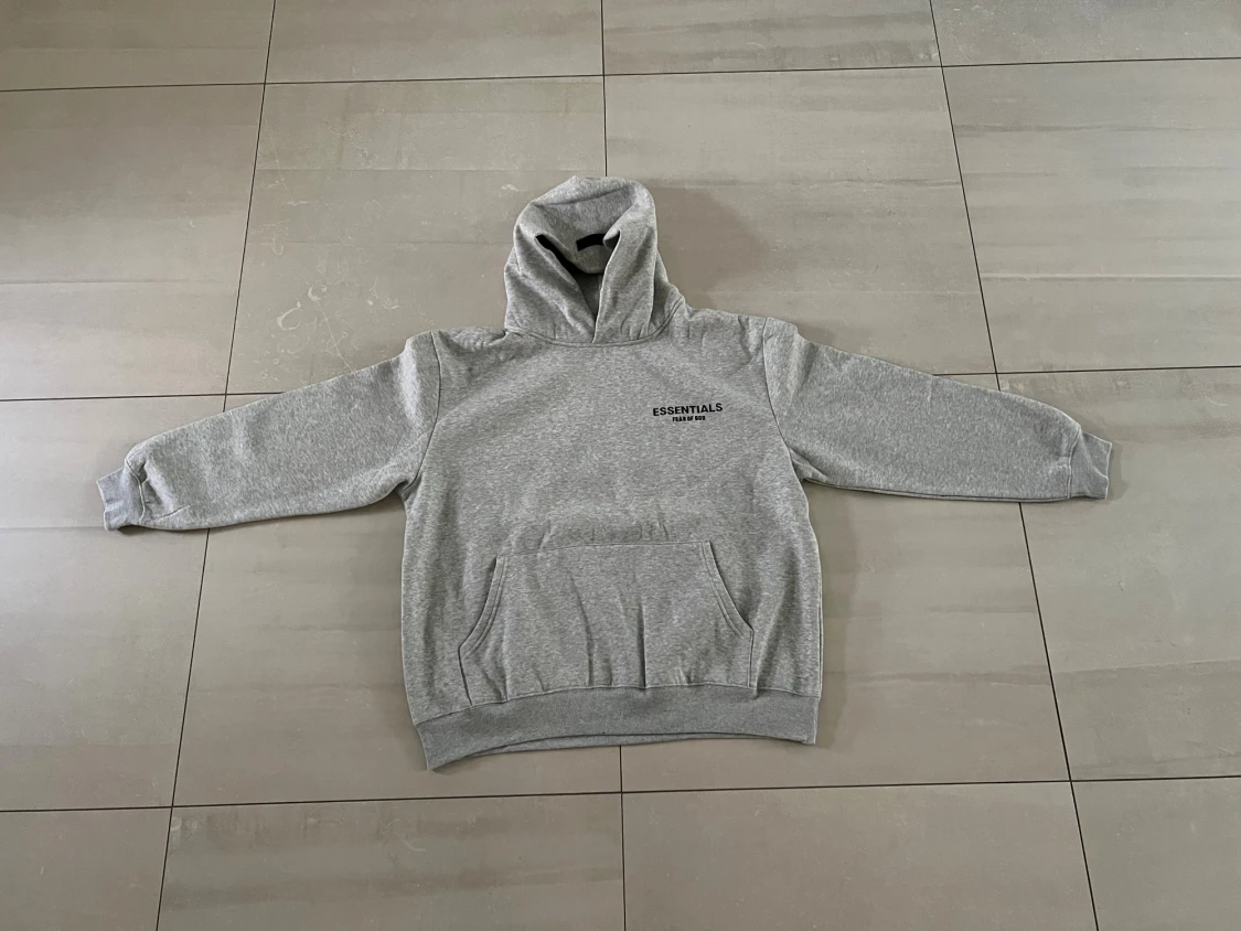 Grå Essentials Fear of God hoodie