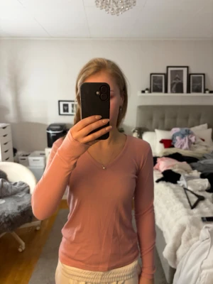 Smuts rosa v-ringad tröja  - Säljer denna fina tröja. Lite lätt stickat och ribbad. 