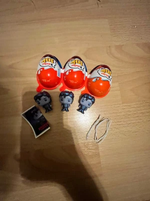 Stranger things kinder joy  - Har tre stycken upside down Steve har dock bara en lapp kvar då de andra två är borta säljer för 5kr styck eller alla 3 för 13kr men kan diskutera priset 