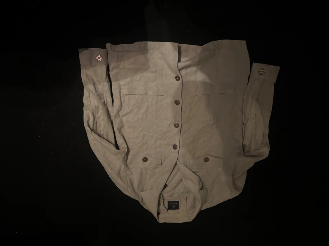 Sandfärgad overshirt från Less Worries