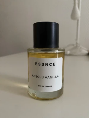 Essnce Absolu vanilla  - Absolu Vanilla – nästan full flaska. Lyxig, djup och krämig vanilj med en lätt boozy touch. Blommig öppning (vaniljorkidé & jasmin), rik karamelliserad vanilj i hjärtat och varm mysk/amber-bas. Perfekt för dig som gillar Kayali Vanilla 28