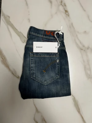 Helt nya Dondup George jeans - Säljer nu ett par riktigt feta helt nya Dondup George jeans med tags. Storlek W30, längd 103,5 cm (från midjan och ner). Om du har några fler funderingar så är det bara att fråga på! ❇️