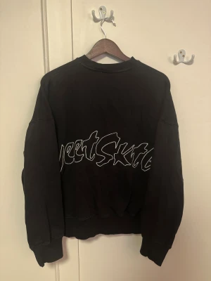 Sweet SKTBS Tröja - Svart Sweet SKTBS Tröja i storlek 2XS, men passar mer som en XS eller S. Använd men fortfarande i bra skick. Text på ryggen.