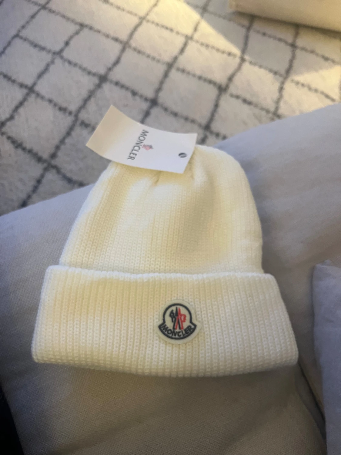 Vit Moncler mössa med logga