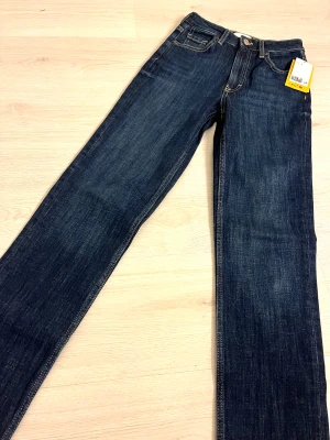 Slim high waist jeans - Säljer ett par splitt nya jeans i storlek 32, aldrig använda och prislappen sitter fortfarande kvar. Modellen påminner om en modern, rak/straight fit, perfekt för dig som vill ha ett clean och stilrent par jeans som funkar till allt.