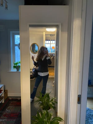 Jeans  - Mörkblå jeans från Gina tricot. Egna hål i benen gjorde och detalj på fickor eget gjort. Lagom låga i midjan, skulle säg medel. Jag är 160 cm lång och de sitter perfekt på mig, släpar inte i marken och sitter inte för korta. 