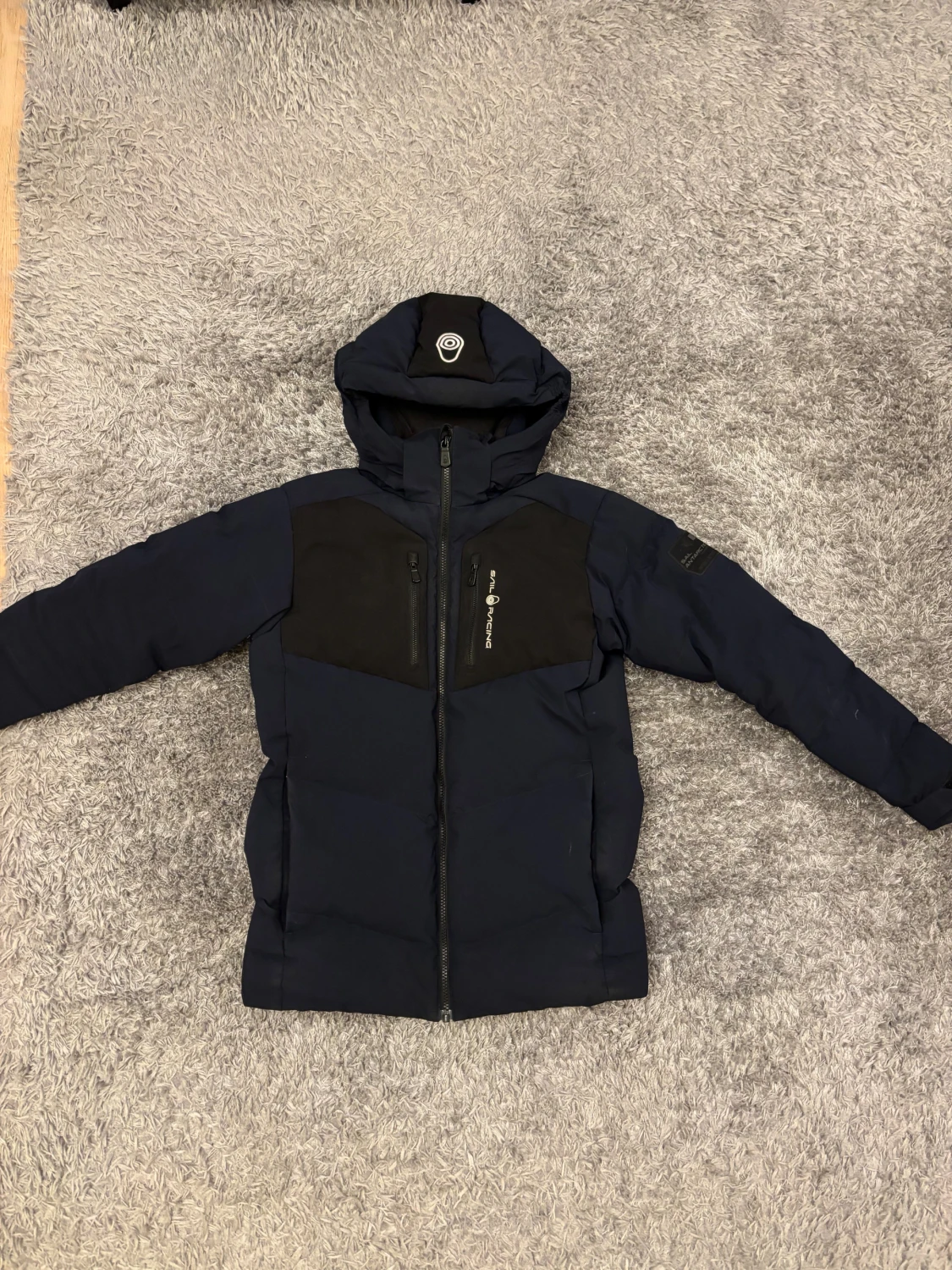 Mörkblå dunjacka från Sail Racing