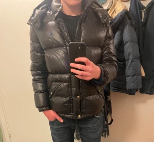 Polo Ralph Lauren vinterjacka  - Hej! Säljer nu min polo Ralph lauren jacka. Jackan är i otroligt fint skick och har inte några defekter alls. Den är i storlek xs/s, barnstorlek xl. Den har en blå logga och är varm och skön, samt med luva. Hör av dig om du är intresserad eller har frågor, pris ej hugget i sten! Mvh Ture🌟