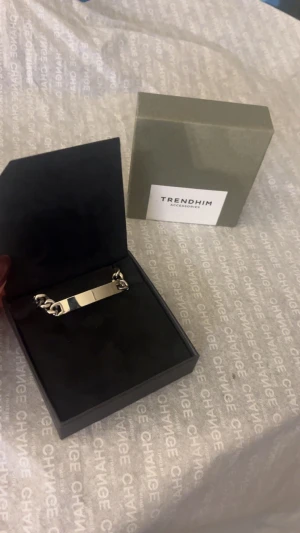 Silverarmband med graverat D - Råkade beställa fel gravyr på armbandet därför säljer jag de splitternytt. Armbandet är i 7mm och är 17-18 cm långt. Org pris 300+200 gravyr Perfekt till julklapp😋