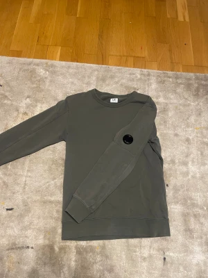 CP COMPANY crew neck  - Helt ny men farsan slängde in den i tvätten så lite av märket på armen jag försvunnit  storleken är 12 år så typ 160-170cm lång är jag o den sitter bra 