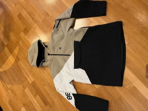 Skidkläder  - Skidjacka anorak med tillhörande skidbyxor, en användare, i princip bara använd på skidsemestrarna. Små revor i nedre delen av byxan, se bild.