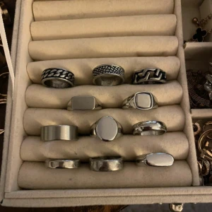 Snygga silverringar i olika stilar - Från storlek 17 mm till 20 mm bara att fråga om det är någon specifik ring man vill ha det går att köpa separat