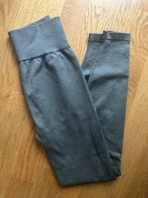 HM move tights - Ribbade HM move träningstights. Sparsamt använda. 
