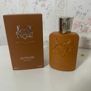 Parfums de Marly Althaïr 125ml - Althaïr Eau de Parfum från Parfums de Marly. Flaskan rymmer 125 ml och är tillverkad i Frankrike. Ingredienser: alkohol denat., parfym, aqua (vatten), etylhexyl metoxycinnamat, BHT, CI 19140, CI 14700, CI 42090. Snygg och exklusiv doft för dig som vill sticka ut.
