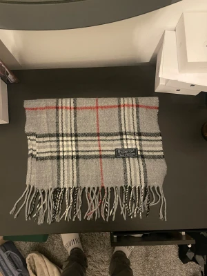 Burberry scarf - Grå burberry scarf perfekt nu till vintern. Nypris ligger på runt 3000 mitt pris 449