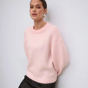 Ljusrosa stickad tröja med rund hals - Säljer en rosa stickad tröja crewneck från Gina Tricot i stl S. Använd 2 ggr.