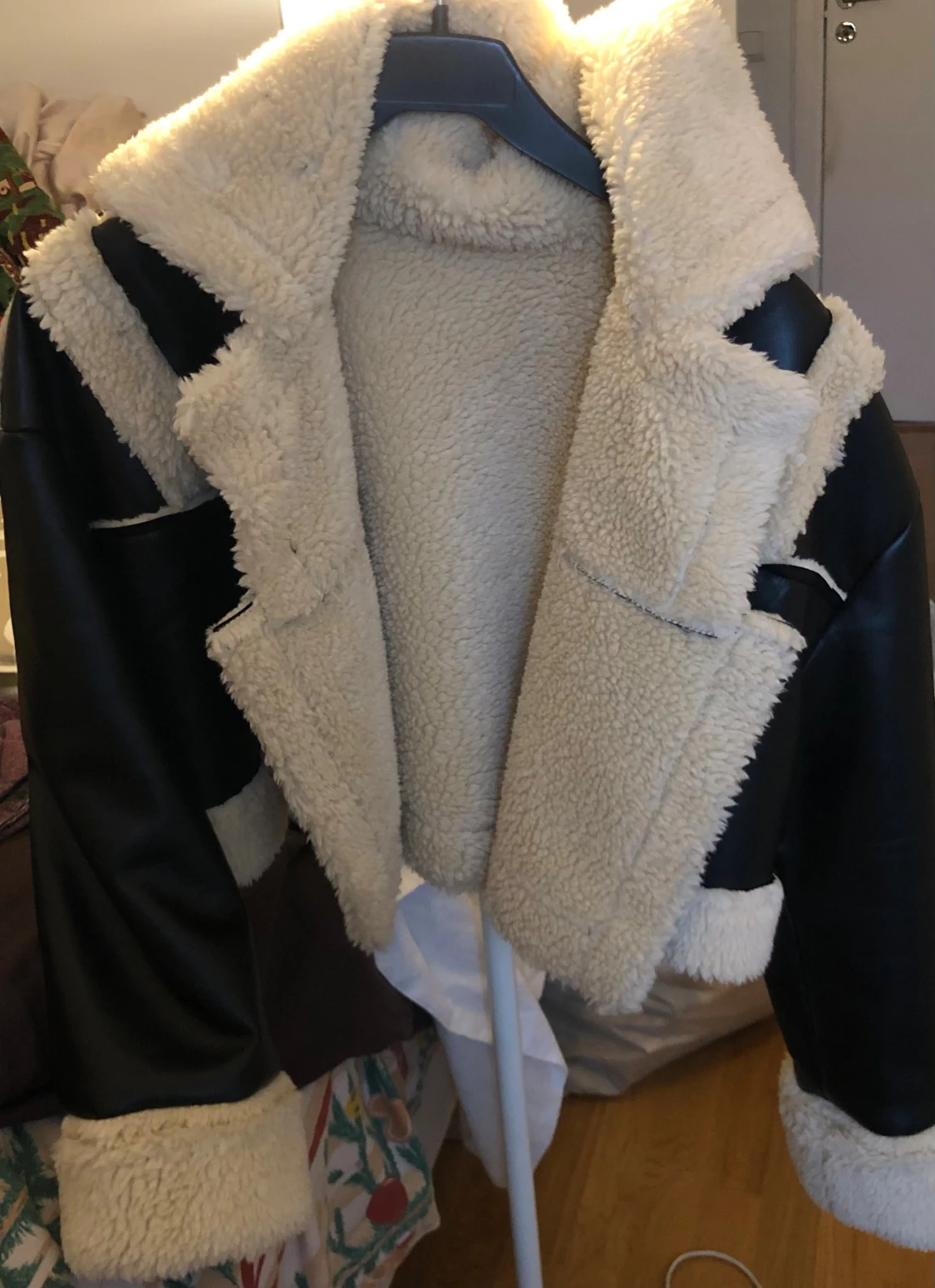 Svart teddyjacka med fuskpäls - 1