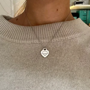 Tiffany and Co halsband  - Superfint halsband från Tiffany! Kedjan är 40 cm,  i såååå fint skick!! Öppen för byten❤️köpt i london, kvitto finns med! Nypris runt 5000 kr