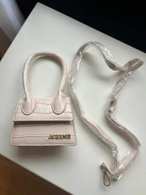 Väska  - Bokstaven S är lite rostig (se bild) det syns bara i vissa ljus. I övrigt är väskan i fint skick