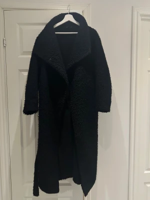 Teddy kappa från Ginatricot  - Köptes för 2 månader sedan och är i nyskick. I storlek L för att jag ville ha en oversized fit men passar mig som har M lika bra. Slutsåld överallt 