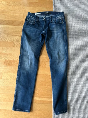 Blå Replay Anbass (hyperflex) jeans slim fit - Säljer ett par riktigt snygga Replay Anbass (hyperflex) i topp skick. Perfekta julklappen till ett lågt pris med högsta kvalité. Storlek: W30 L30                                    Hör av er vid funderingar!🎅👖