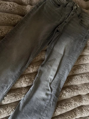 Jeans från Gina Young  - Säljer mina grå jeans från gina young🥰
