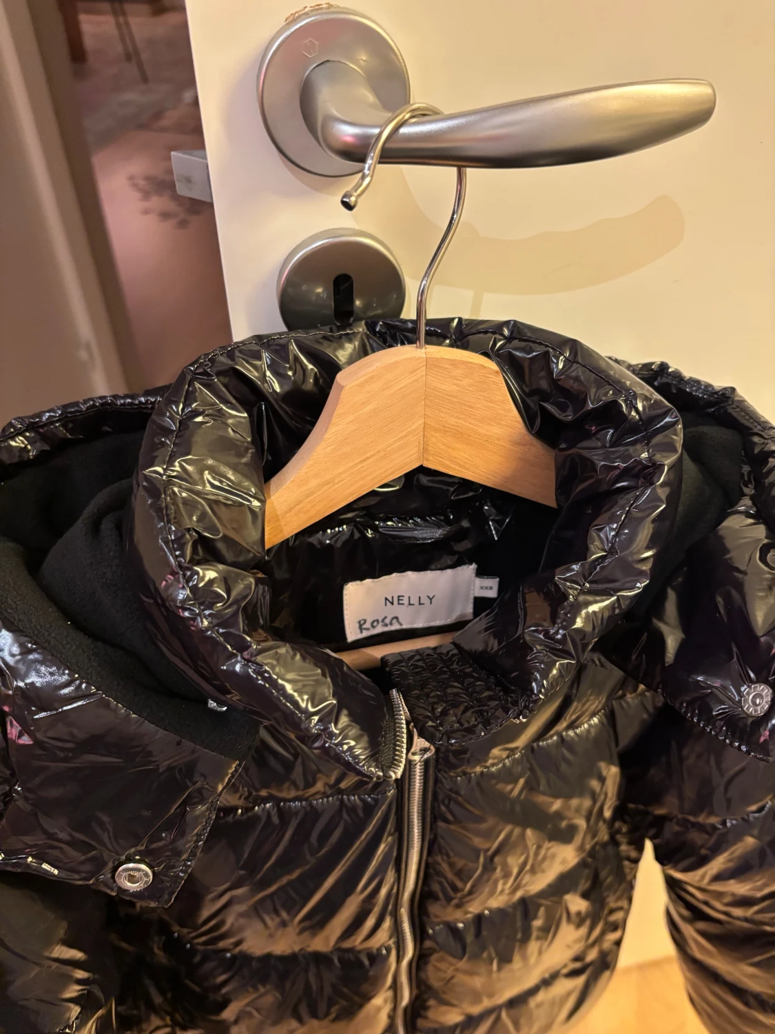Svart glansig pufferjacka Nelly - 4
