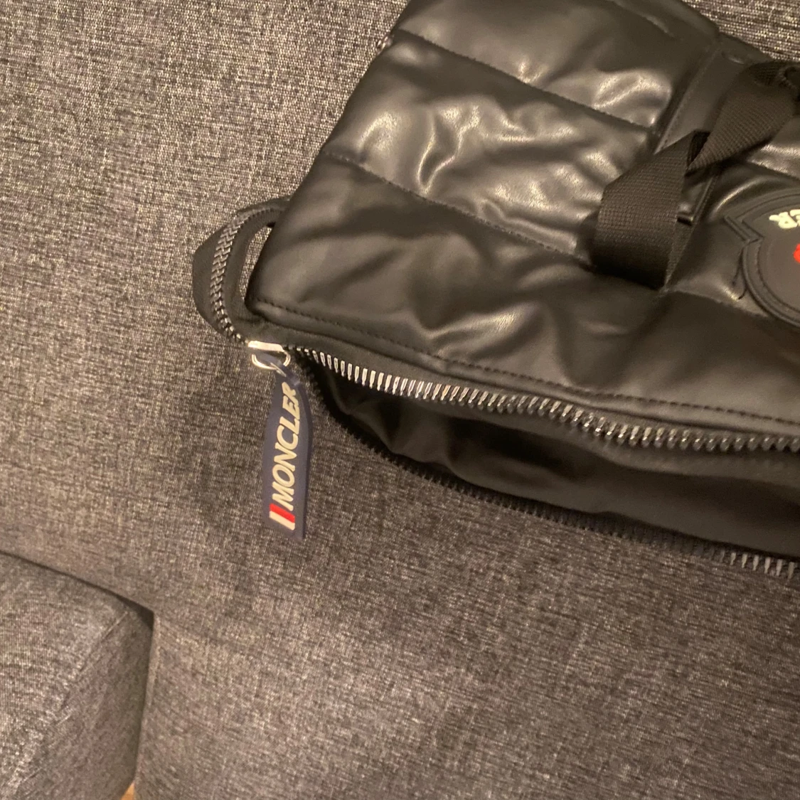 Svart quiltad datorväska från Moncler - 2